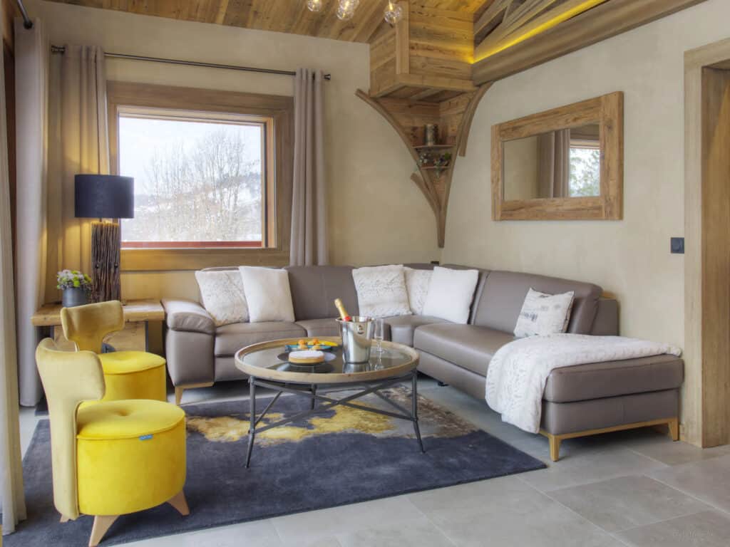 A grey and yellow theme to the living room at Chalet Helios