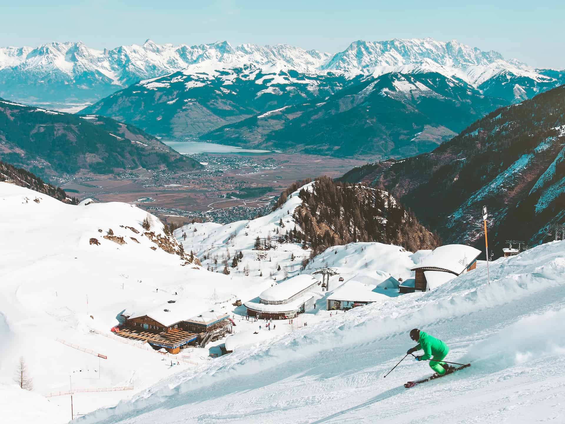 Un skieur descend une piste de ski pour se rendre dans la file d'attente de remontées mécaniques et valider son forfait 