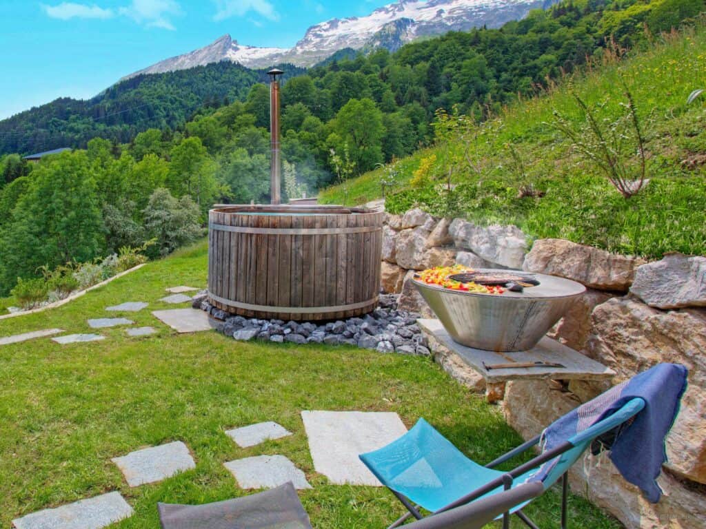 The Nordic hot tub with mountain view at Lodge La Source