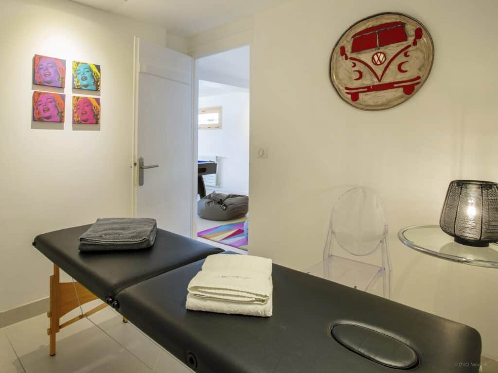 Une salle de bien-être où l'on trouve du pop art de Marilyn Monroe et une œuvre d'art de style rétro en forme de camionnette VW.