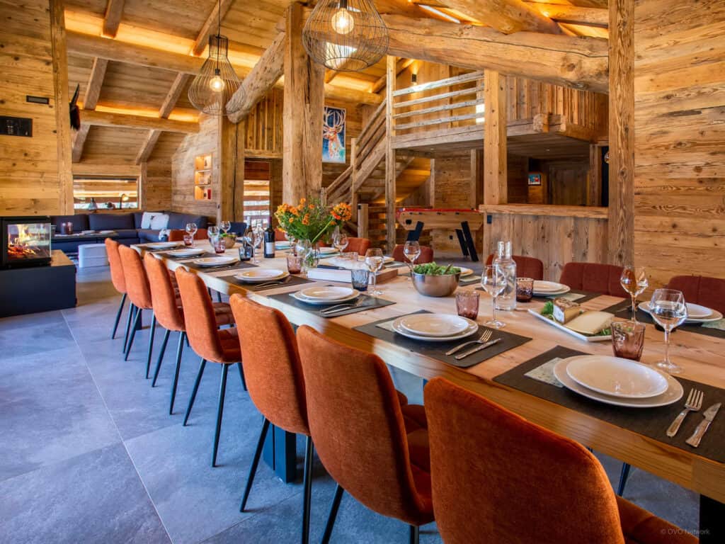 Photo de la pièce à vivre d'un chalet avec une grande table et de nombreuses chaises