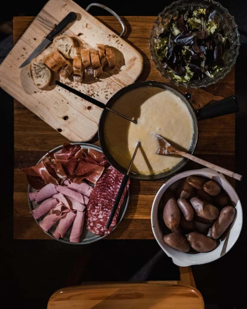 A platter of charcuterie, cheese and bread Photo Fondue sur Unsplash