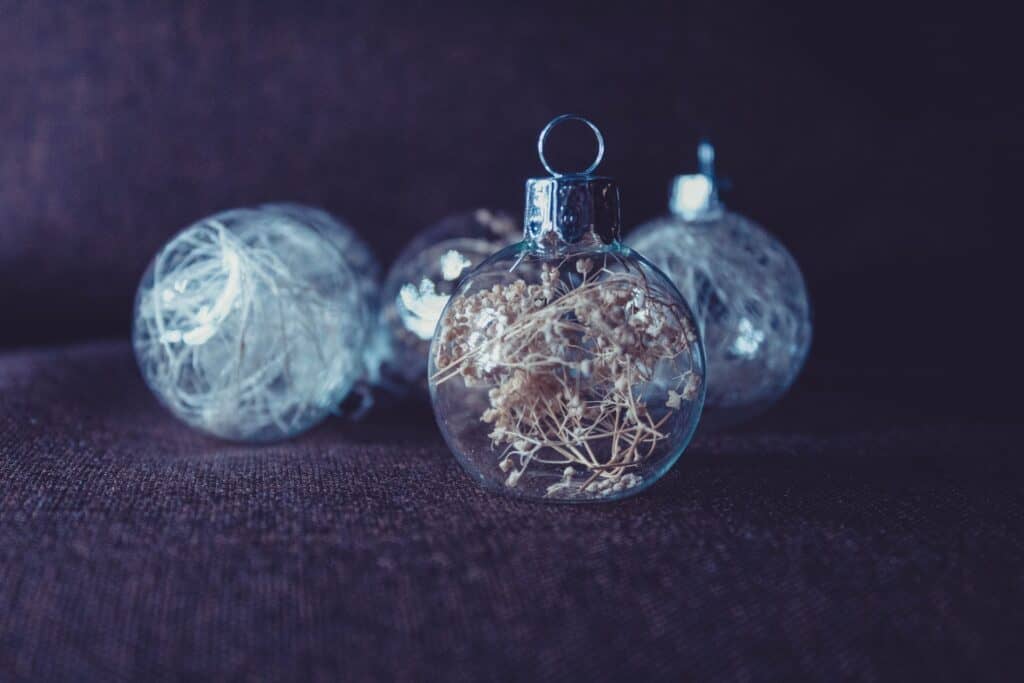 Parmi les décorations de Noël traditionnelles, on trouve les boules en verre, venues remplacer les fruits. 