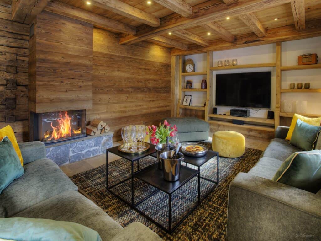 The cosy living area at Chalet Goville with fireplace and modern furnishings