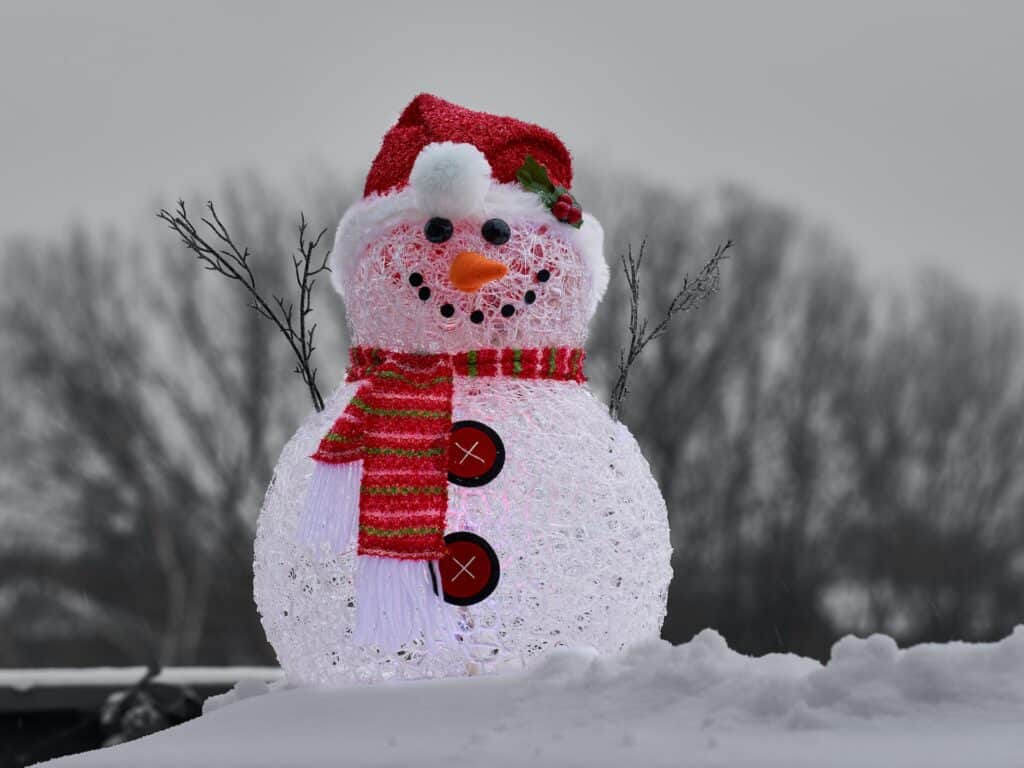 Un bonhomme de neige traditionnel, une décoration emblématique