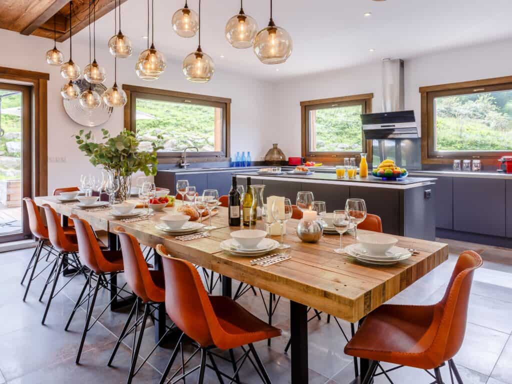 La cuisine du Rocalillie Lodge, à Saint-Gervais, et son luminaire au design particulier
