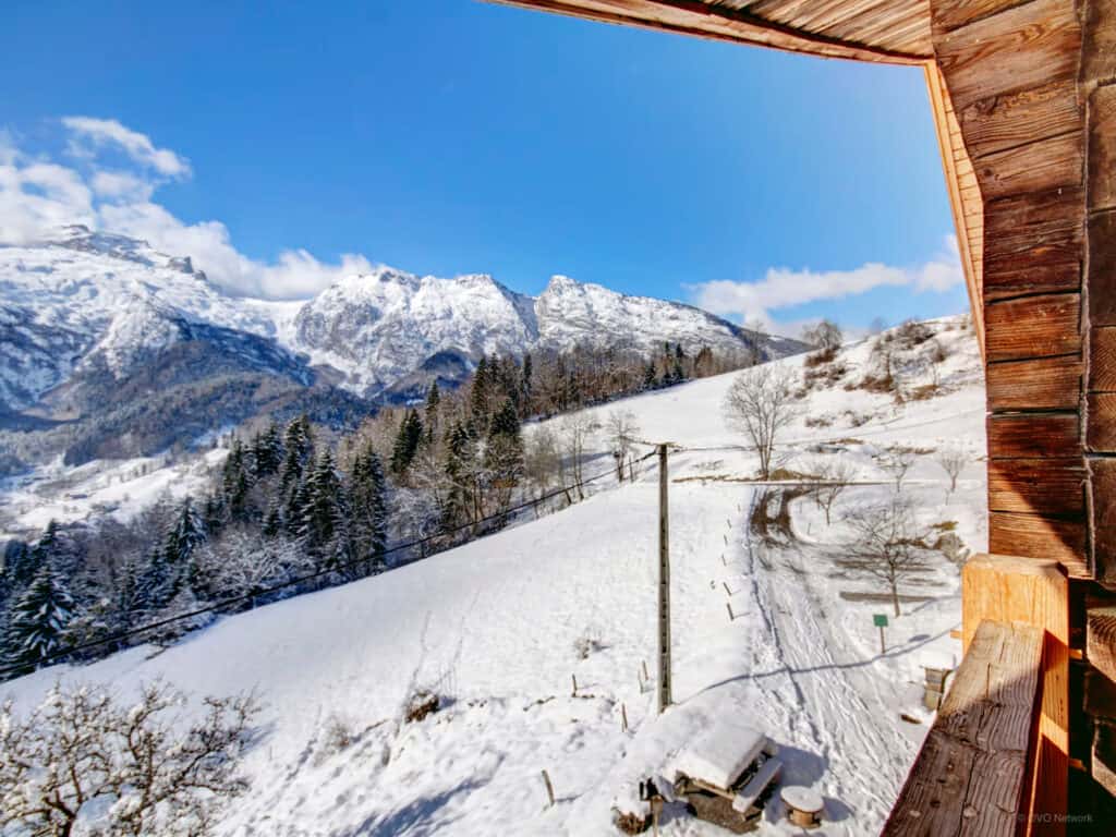 Investir 1M€ dans les Alpes - Vue sur les montagnes enneigées prise d'un chalet