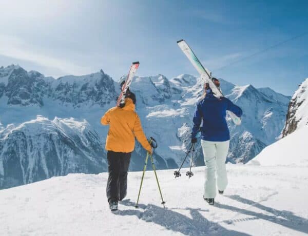 Deux skieurs dans les montagnes