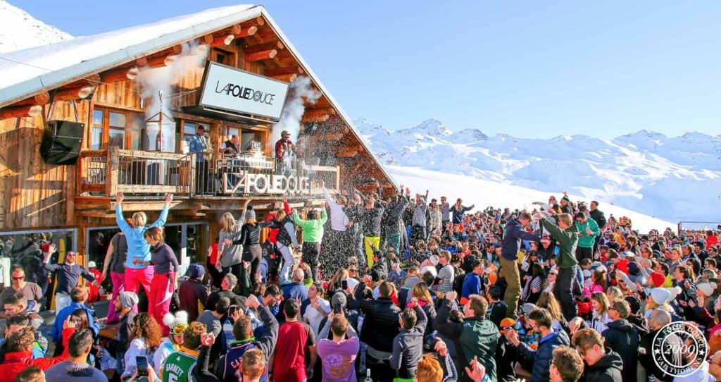 Foule de skieurs faisant la fête à la Folie Douce, un bar-restaurant de plein air aux pieds des pistes.