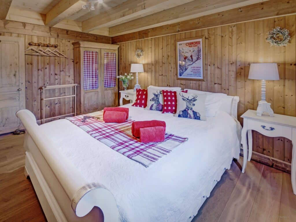 Chalet le Meridien Etale bedroom with white painted sleigh bed