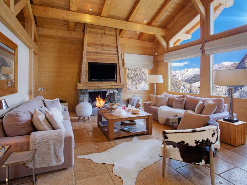 Chalet Timan's living room with traditional chalet decoration and a variety of soft furnishings