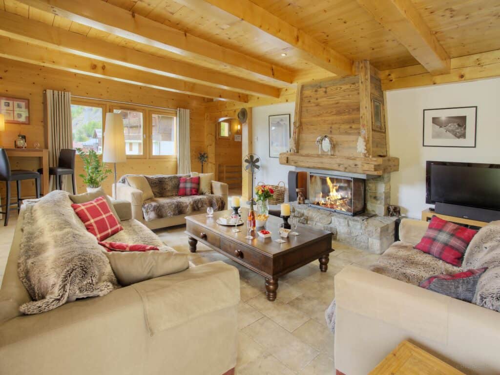 Chalet Tolar living room with solid wood coffee table and traditional chalet decoration