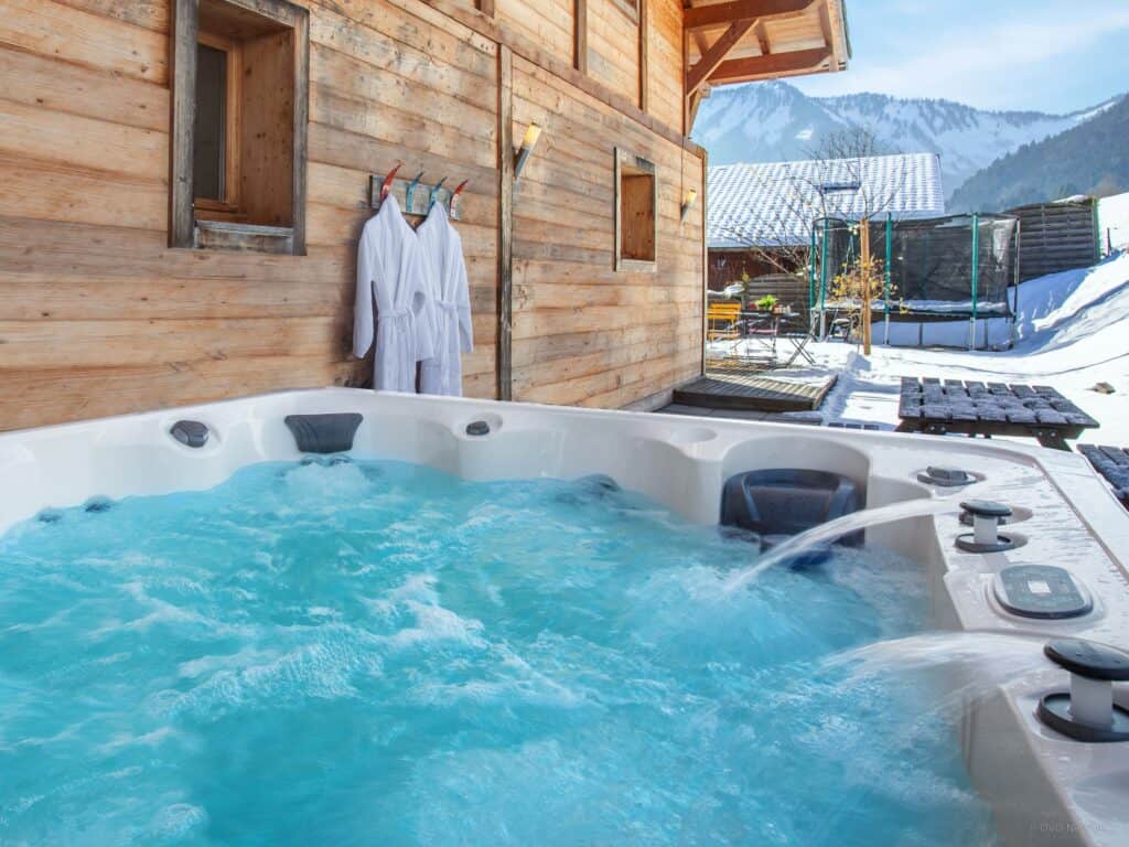 The hot tub outside Chalet Levant Blanc
