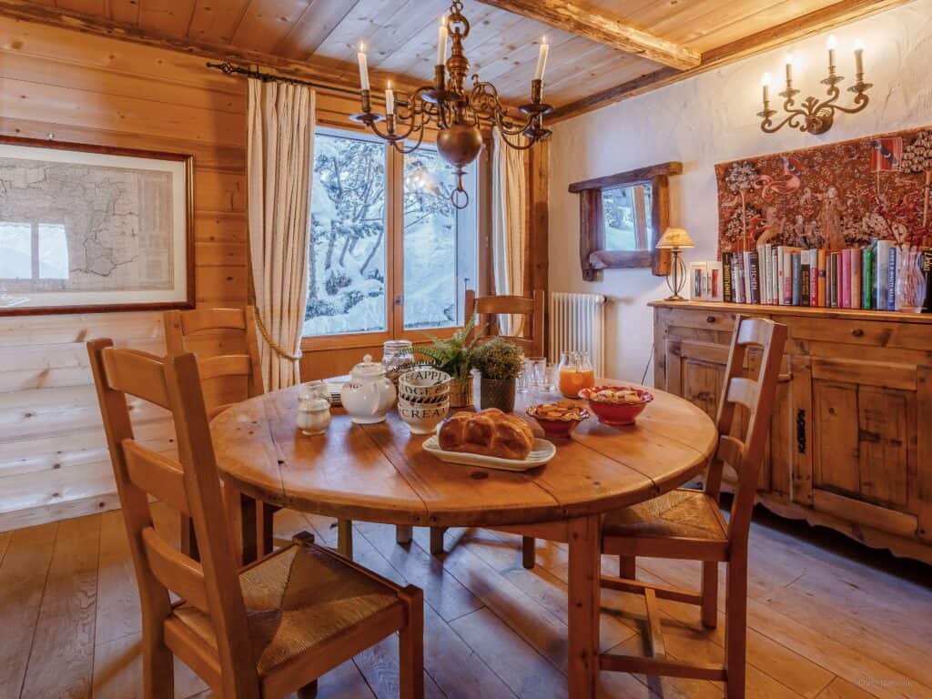 Traditional chalet decoration at Chalet Guest with dining area chandelier and wall sconces