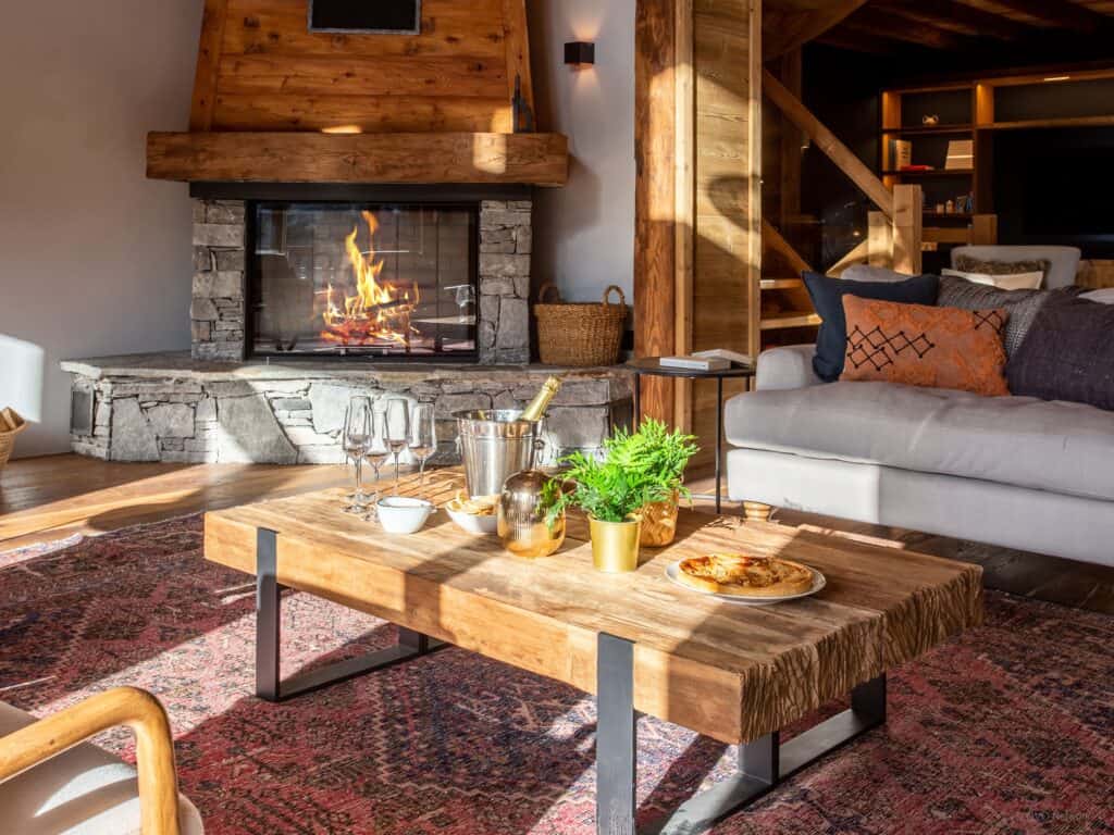 Cosy living room with fireplace at Chalet Xanadu