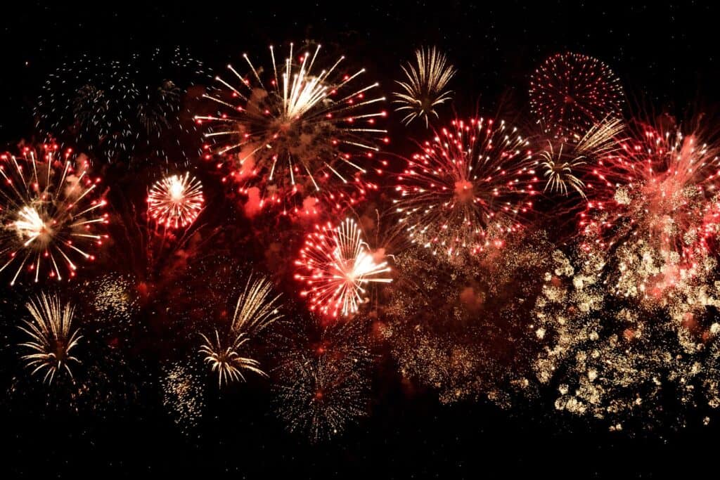 Feux d'artifice dans le ciel.