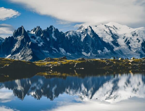 Vue sur le Mont-Blanc depuis un lac situé en face de cette colossale montagne