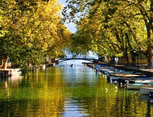 Barque sur une rivière en contrebas du pont des amours à Annecy
