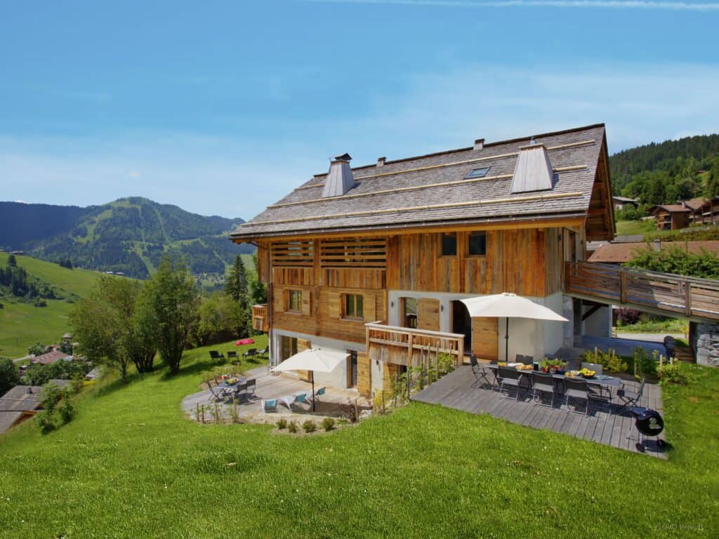 Large chalet with garden and sunny decking