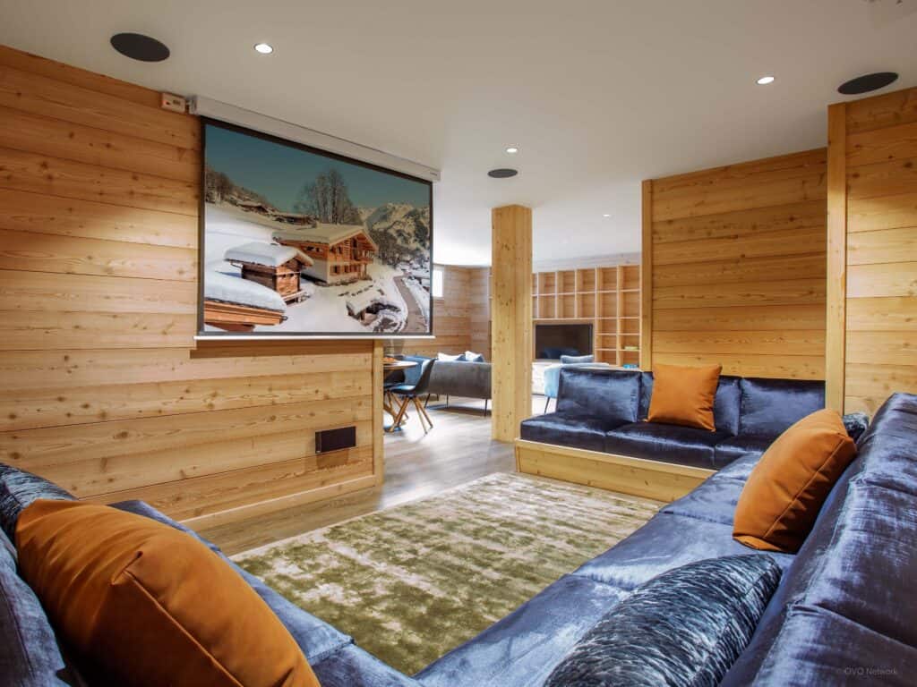 Salle de cinéma du Chalet Bleu Infini.