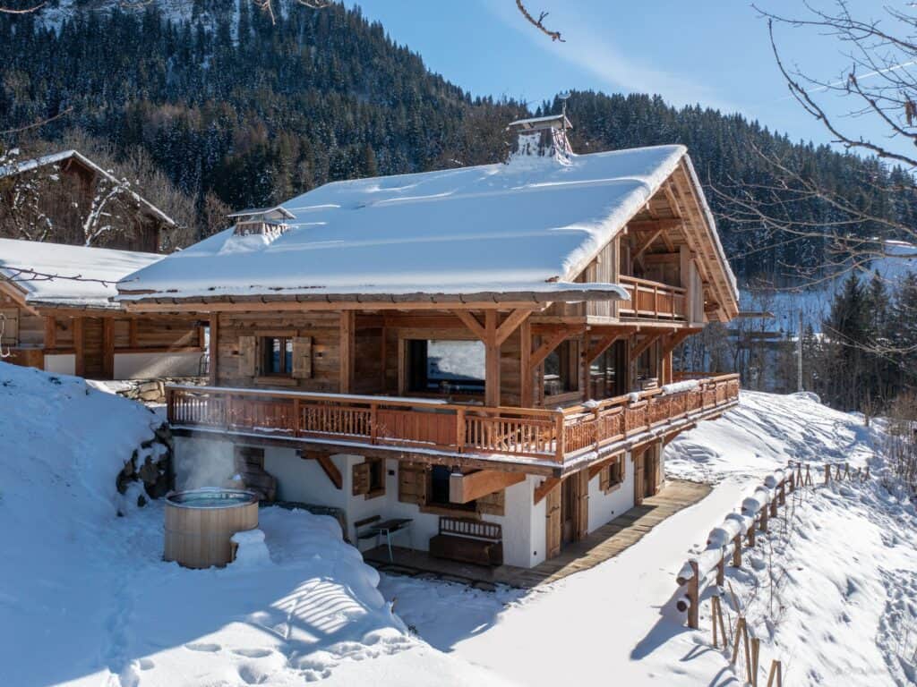 Snowy exterior of Chalet Beau Caillou