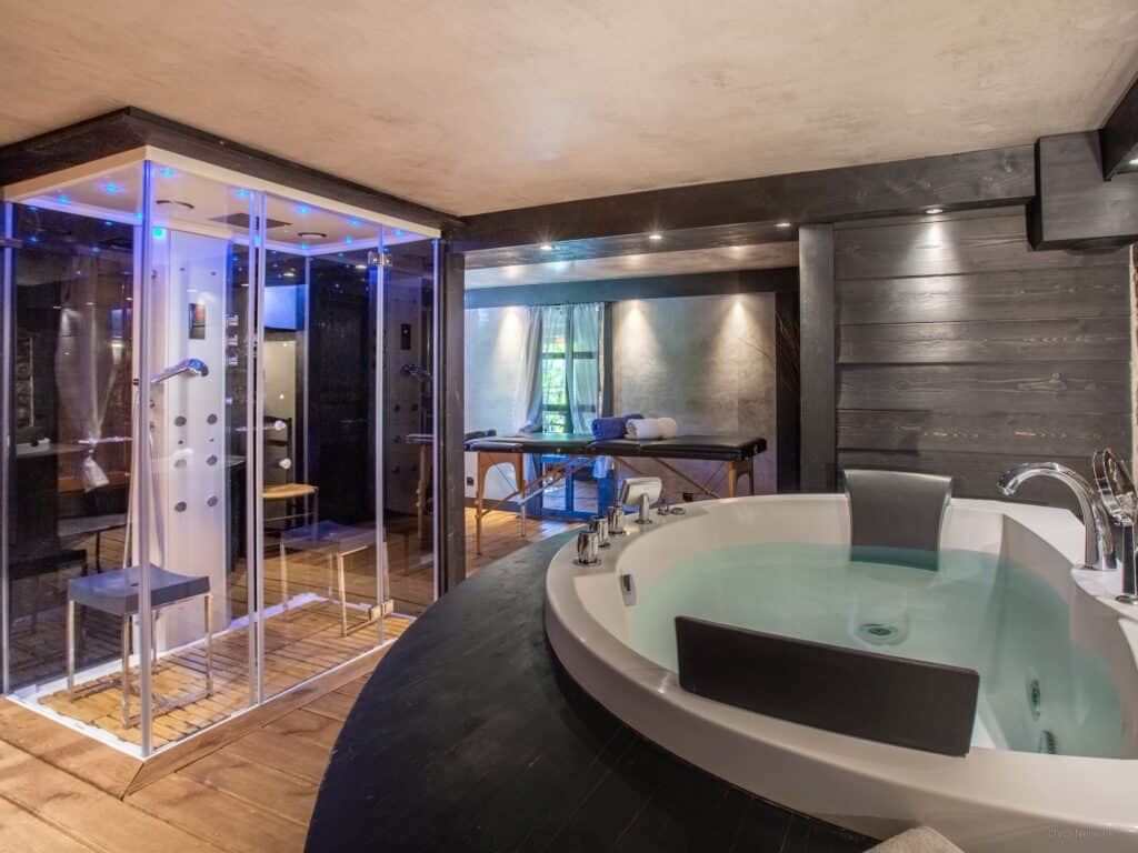 Un espace bien-être avec un sauna, un hammam et une salle de massage. 