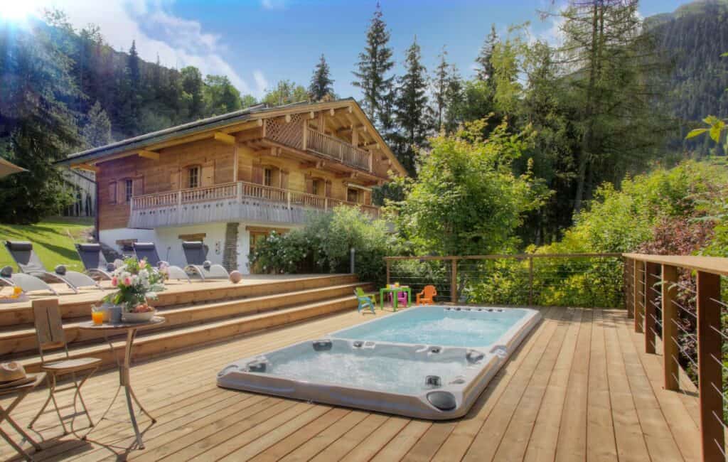 Le Chalet Mousqueton avec une grande terrasse et un spa au cœur des Alpes. 