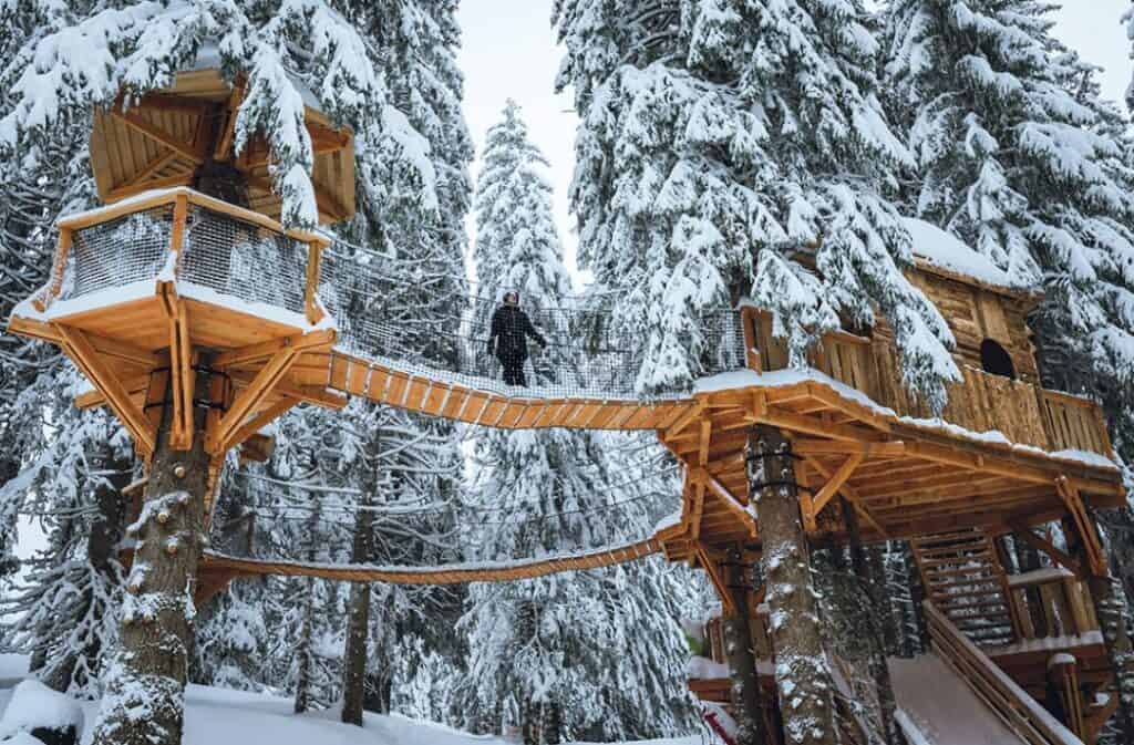 Structures en bois dans les arbres du snowpark Lil'Stach