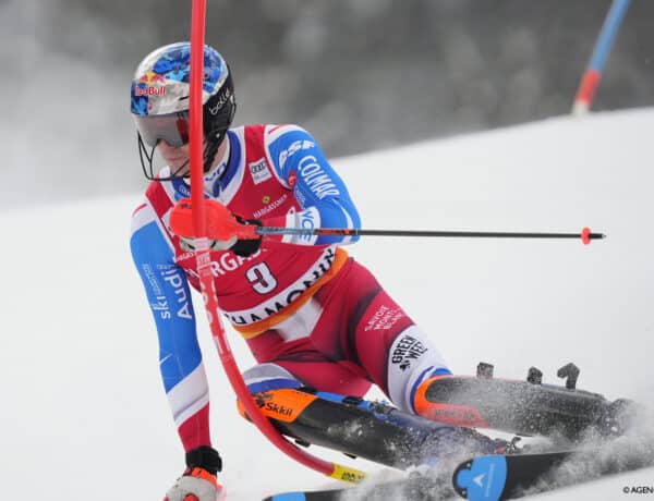 Skieur professionnel en train de disputer l'épreuve de slalom