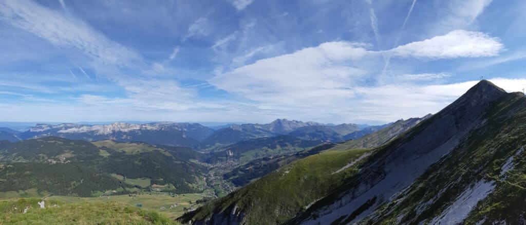 Col de Merdassier et reliefs aux alentours de Manigod. 