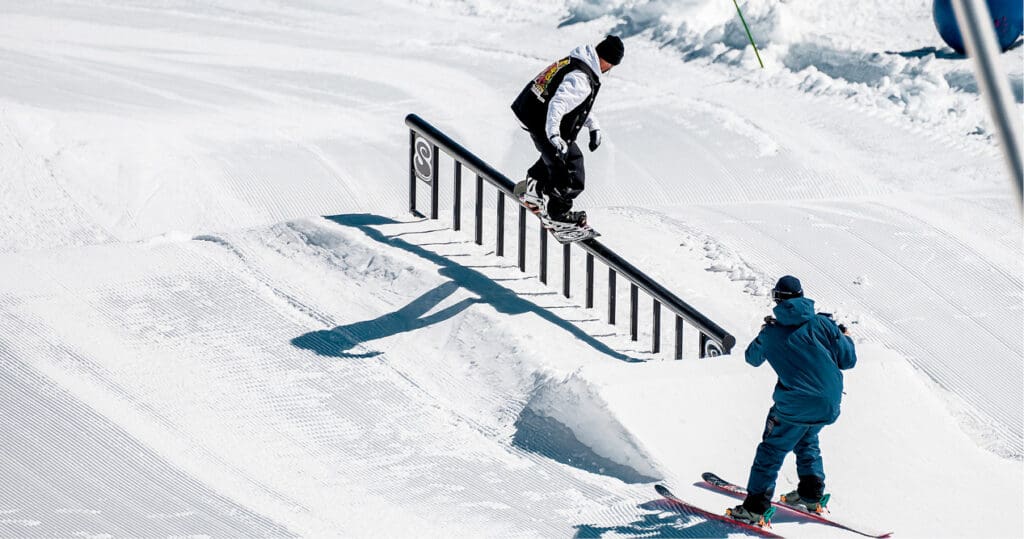 Un skieur et un snowboardeur au snowpark.