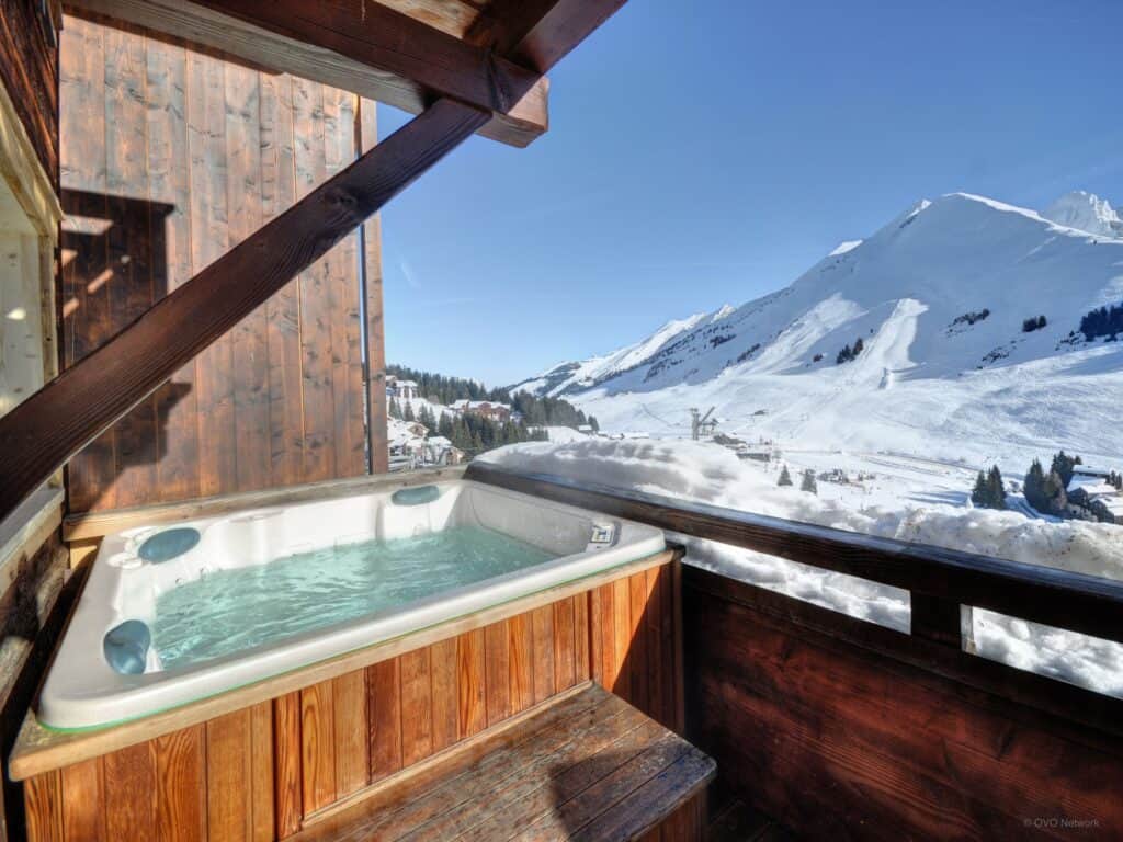 The hot tub on the terrace of Chalet Capieu with a view of the mountains