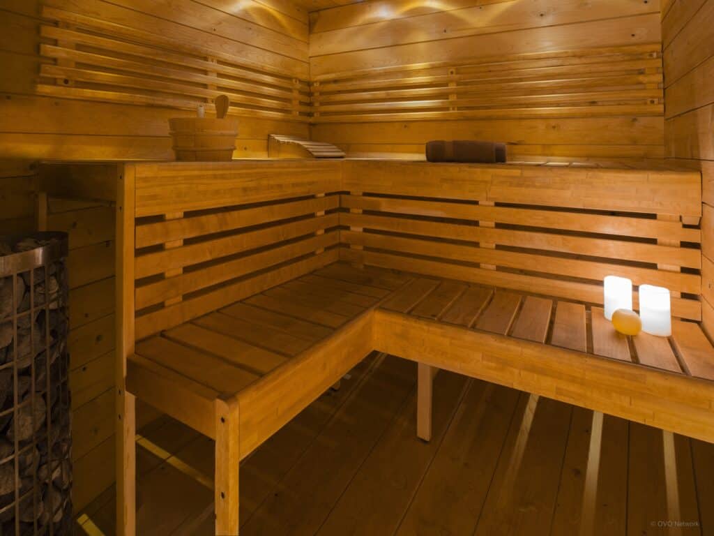 Un sauna traditionnel en bois au Lodge La Source, Les Clefs.