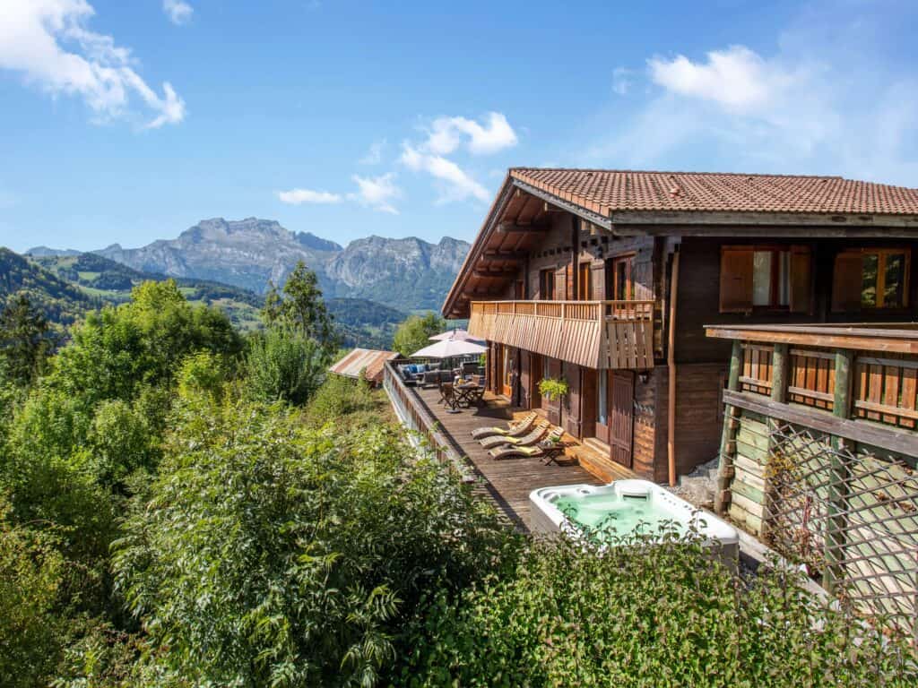 The exterior of Chalet Morclan. The view is breathtaking from the terrace where you can sunbathe on the deckchairs and relax in the jacuzzi.