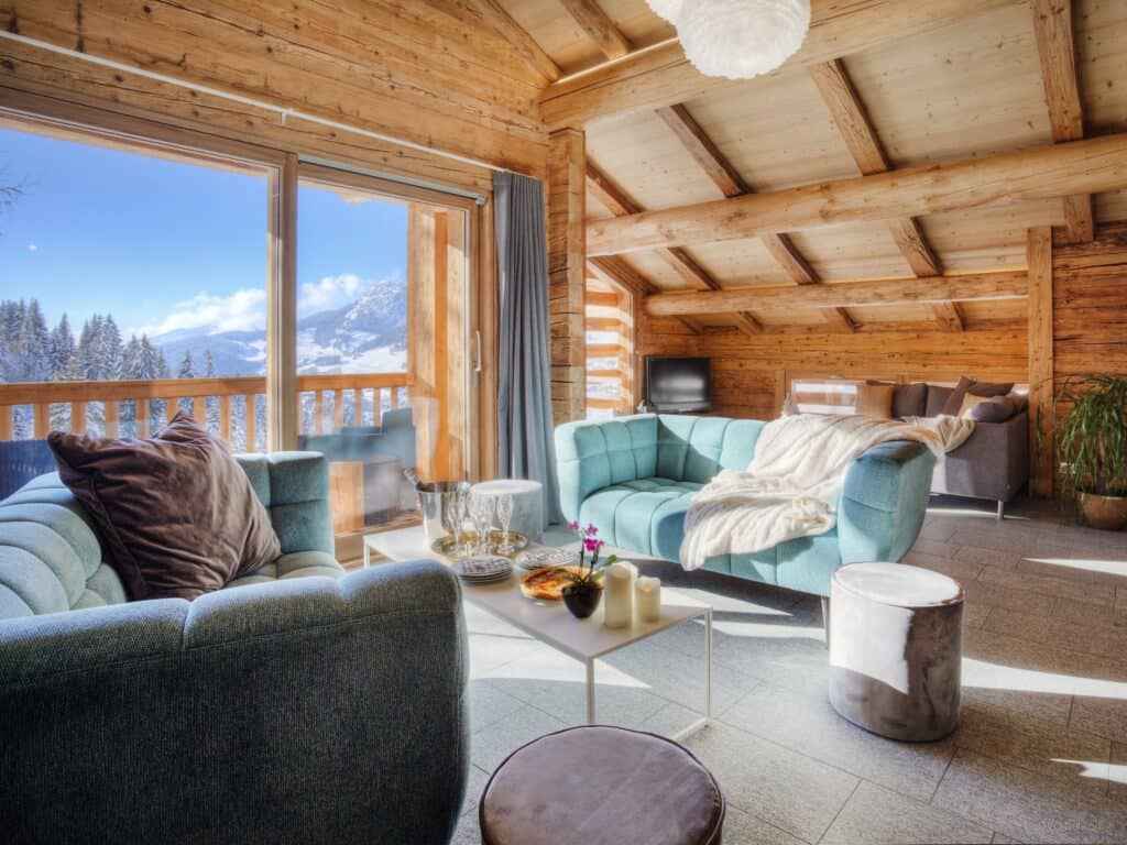 Living room at Chalet Argali with turquoise sofas