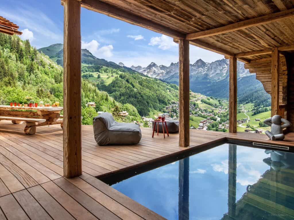 The swimming pool at Chalet Happyview opens on to the terrace