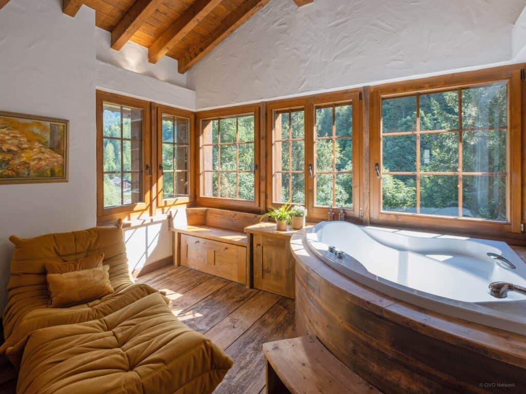 Certaines des chambres de ce chalet de luxe sont dotées de baignoires. 
