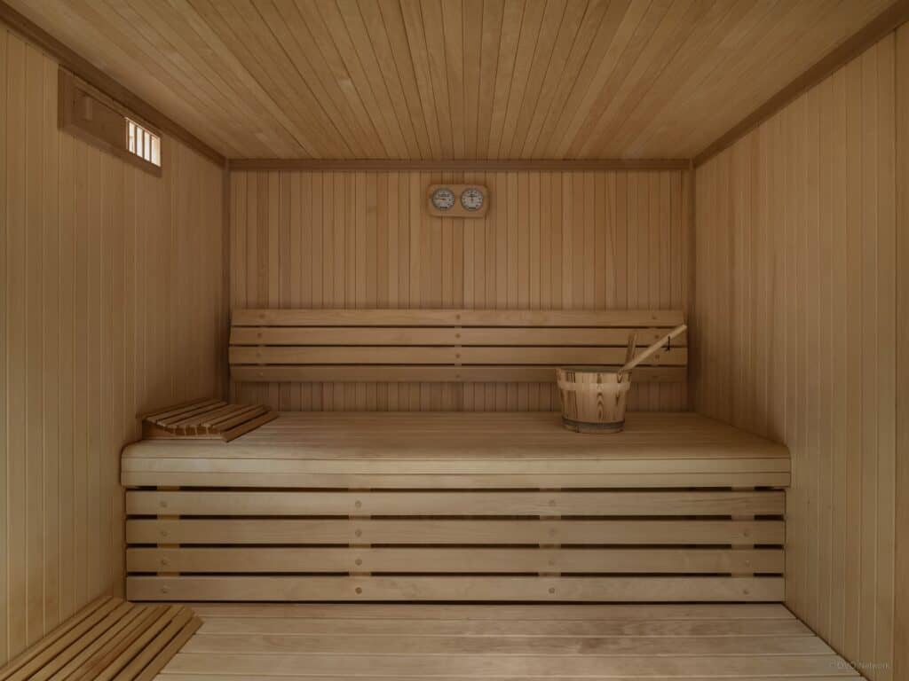 Un chalet haute couture doté d'équipements de luxe comme ce sauna.