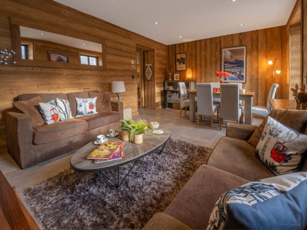 Chalet des Hottes has a second living room where you can set up your office in the mountains
