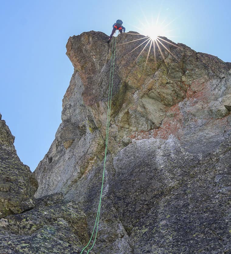 Une personne escaladant la falaise. 