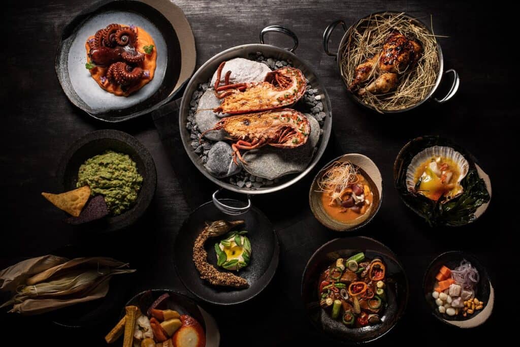 Une sélection de plats de haute-cuisine exotique dans un décor sombre.