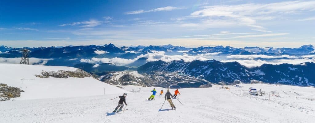 Skieurs sur les pistes du glacier de la Grande Motte