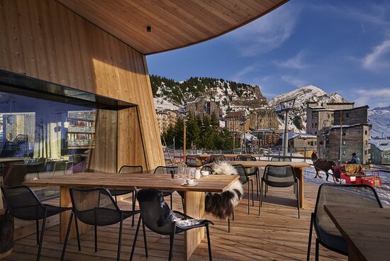 La terrasse du restaurant le Mil8 avec vue sur les montagnes
