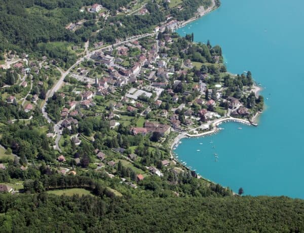 Vue aérienne du lac et du centre-ville d'Annecy.