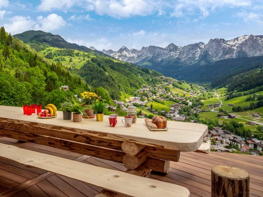 Vue plongeante sur les montagnes depuis la terrasse du Chalet Happyview.