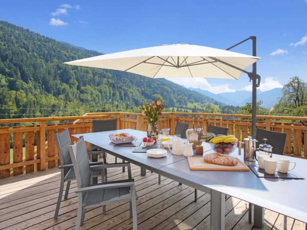 Terrasse du Chalet Carter avec table à manger et vue sur le paysage. 