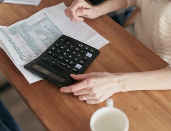 Femme travaillant avec des documents et une calculatrice