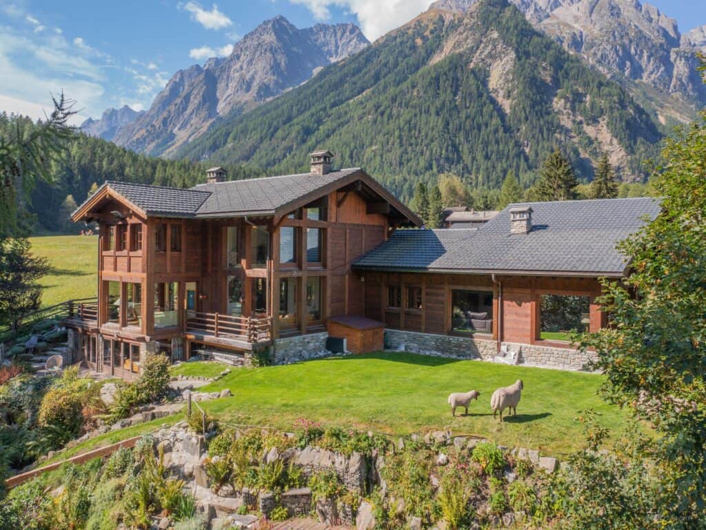 Large Swiss chalet with garden and mountain views