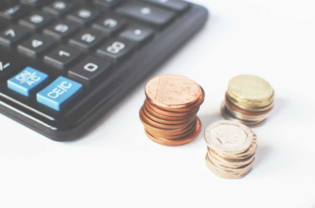 Calculatrice avec pièces de monnaie.