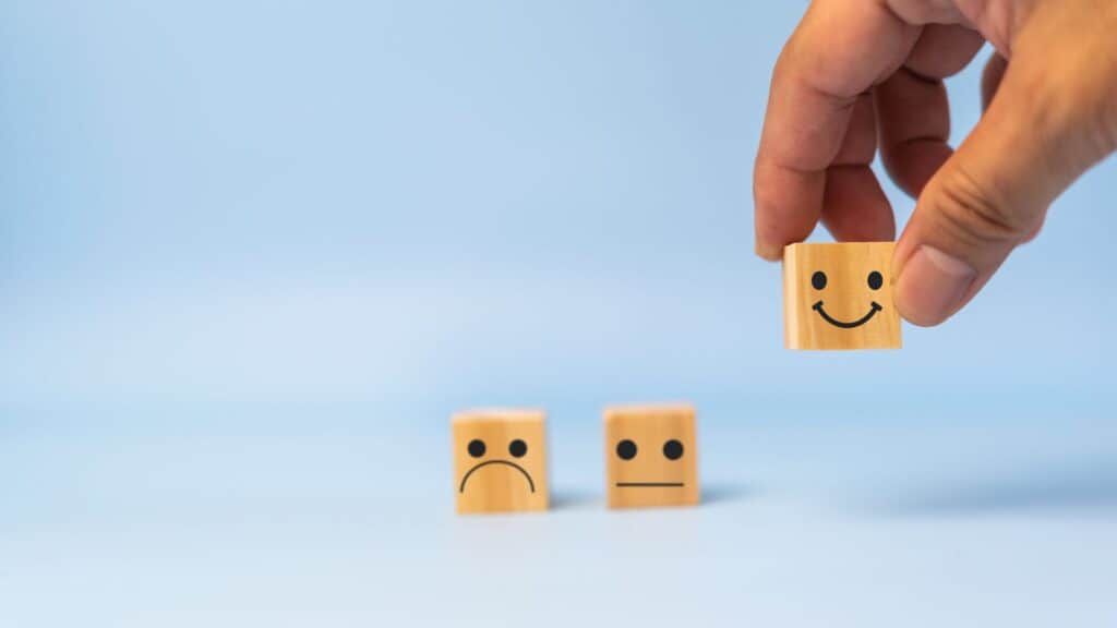 Smiley pas content, neutre et content.